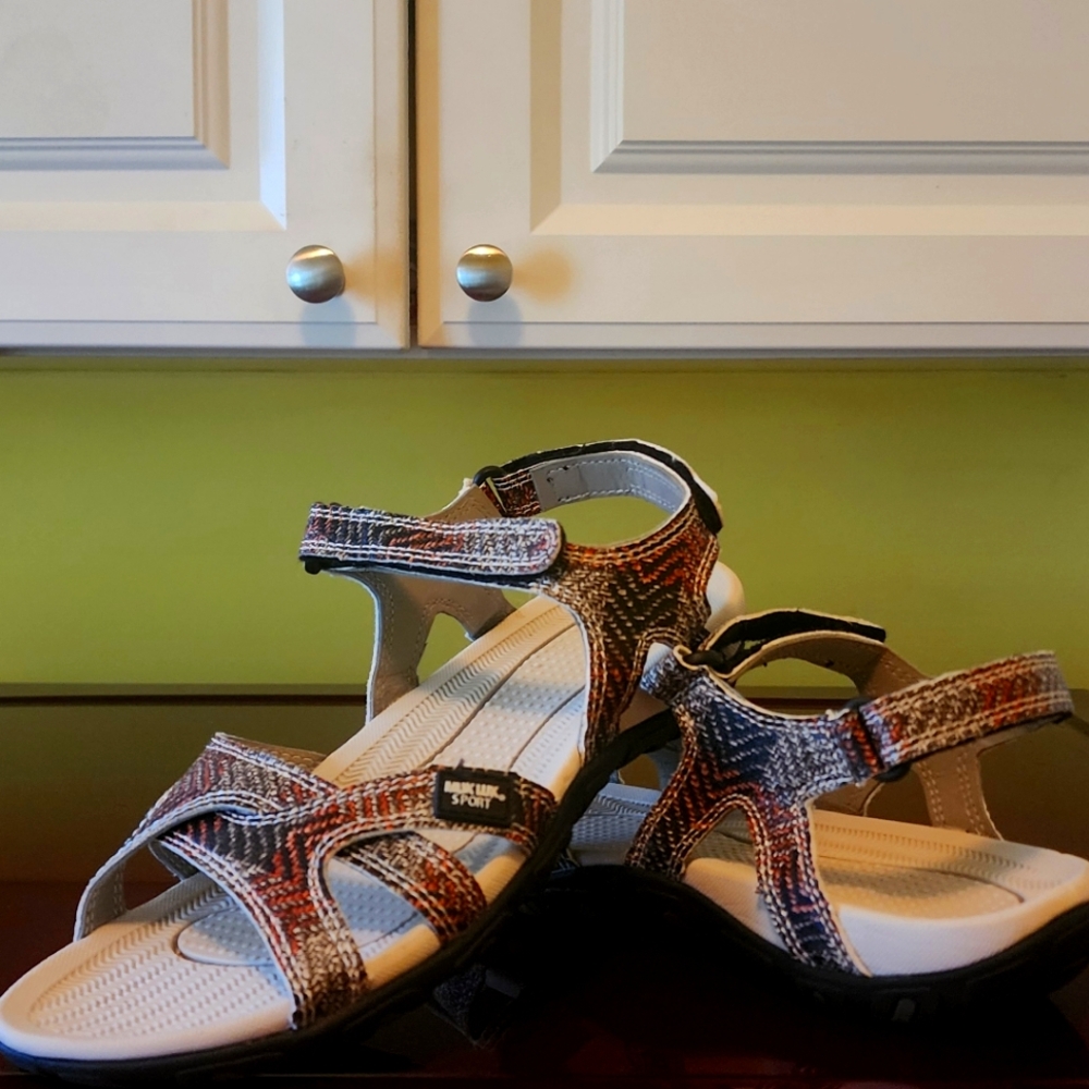 Muk Luks Sport Sandals womens size 8 / multicolor / EUC